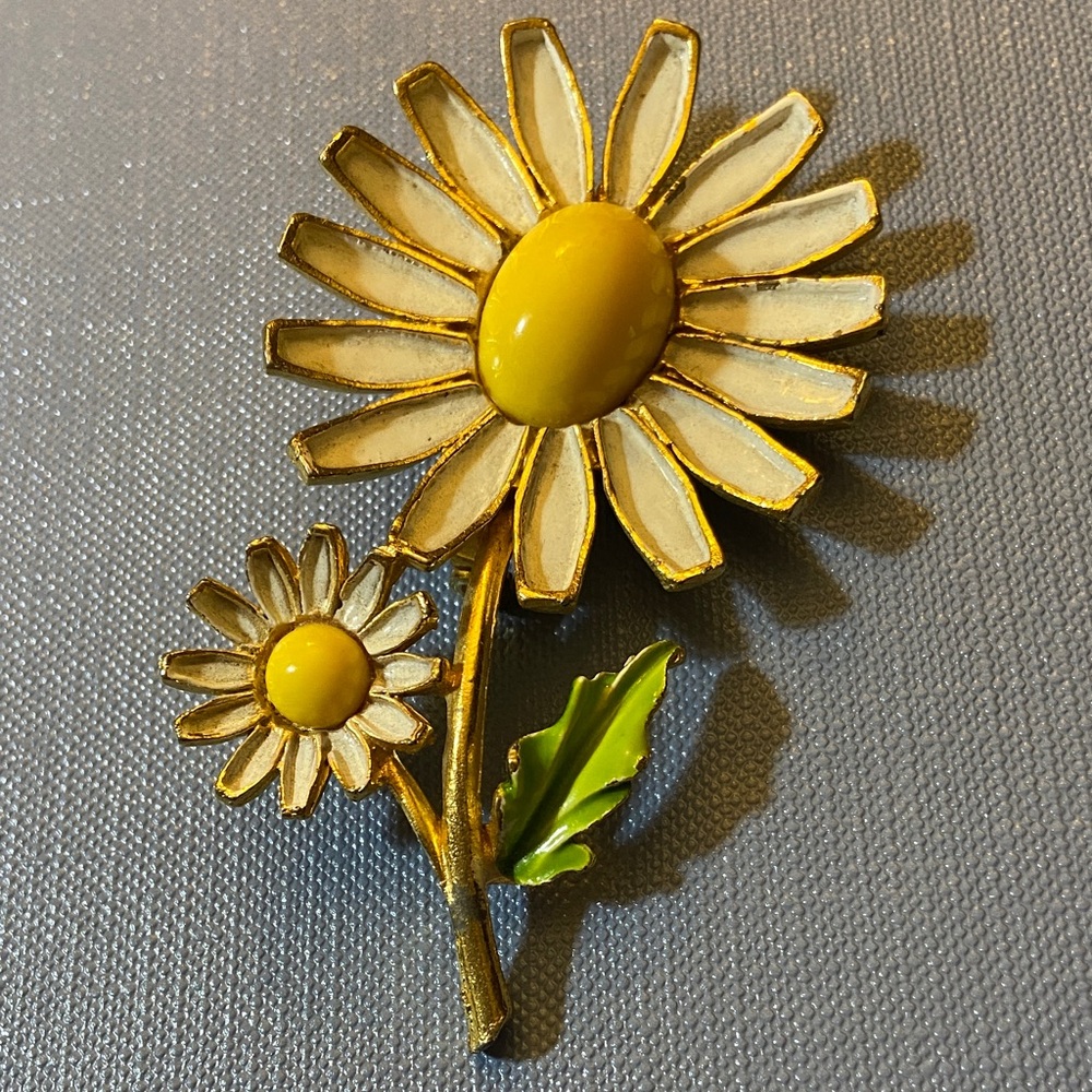 VTG Signed Weiss Gold Plated Enameled Daisy Brooch